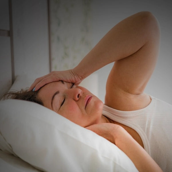 Femme qui se réveille avec des douleurs cervicales